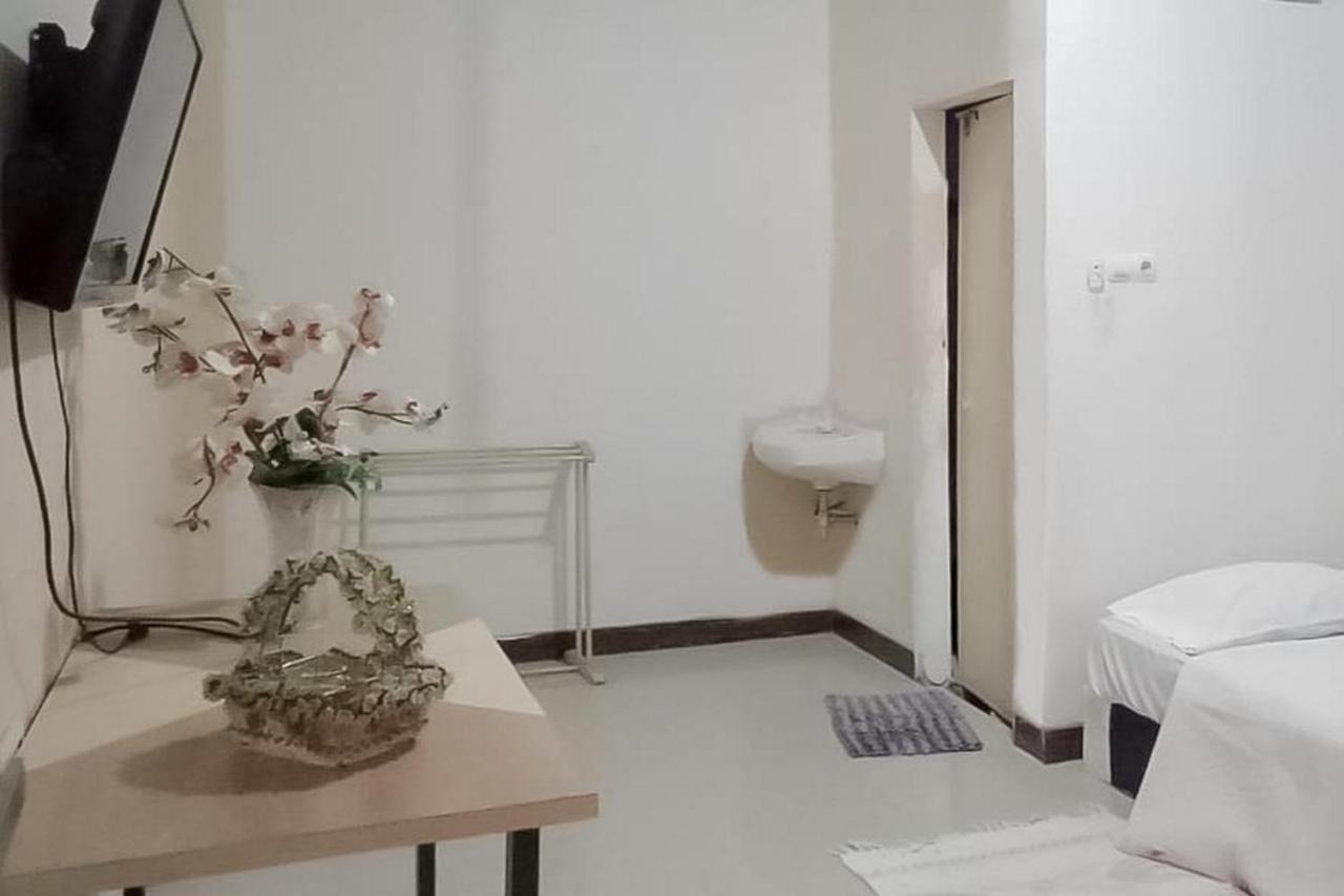 Отель Reddoorz Syariah @ Jalan Ir Haji Juanda Джамби Экстерьер фото
