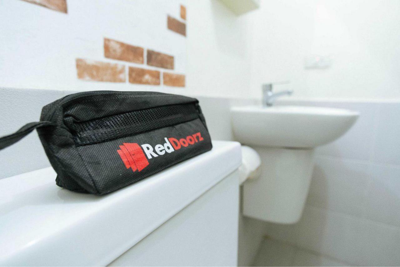 Отель Reddoorz Syariah @ Jalan Ir Haji Juanda Джамби Экстерьер фото